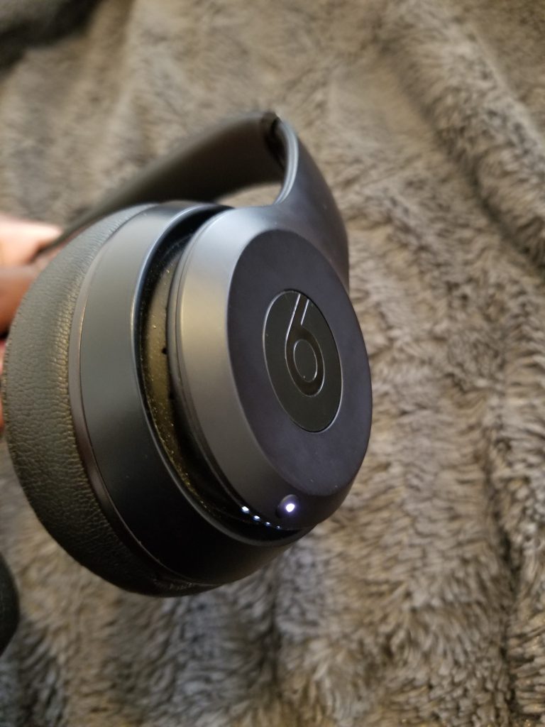 a picture of the led battery life indicator on the solo 3 headphones