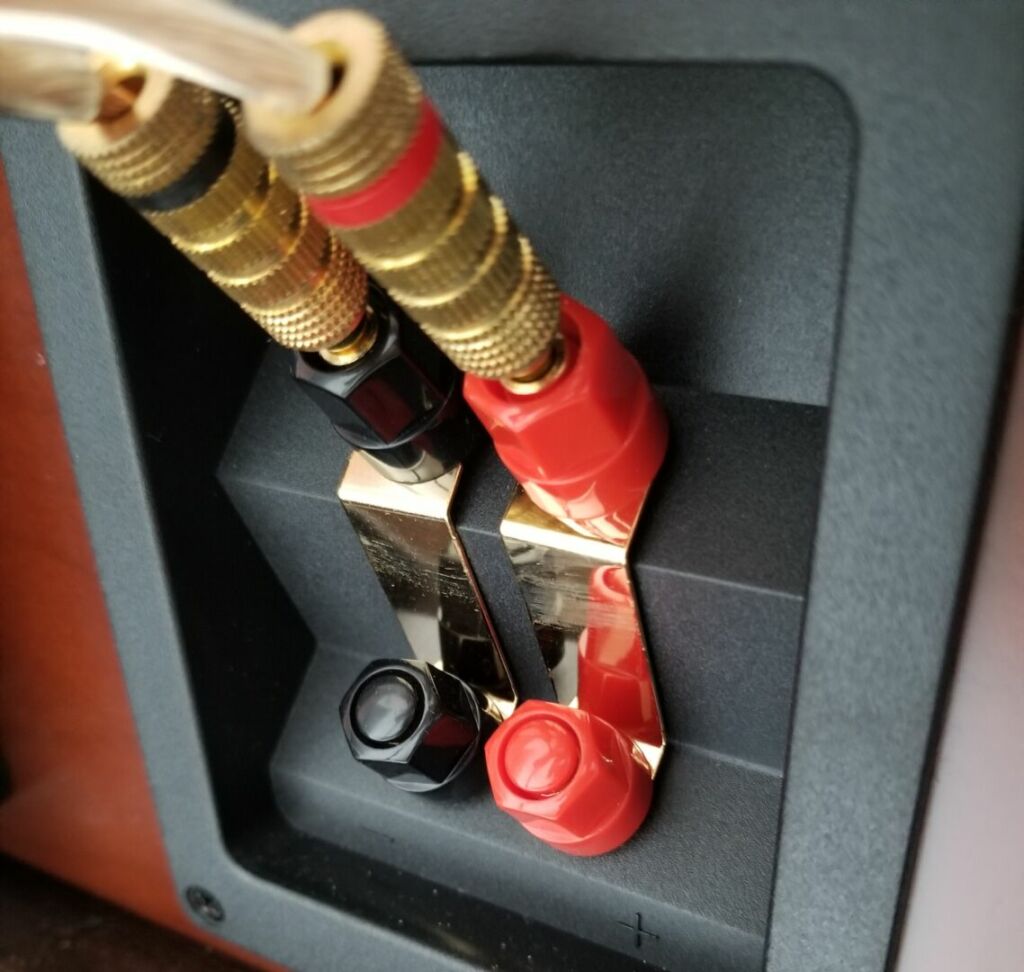 A speaker binding post