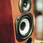 Can you stack bookshelf speakers?