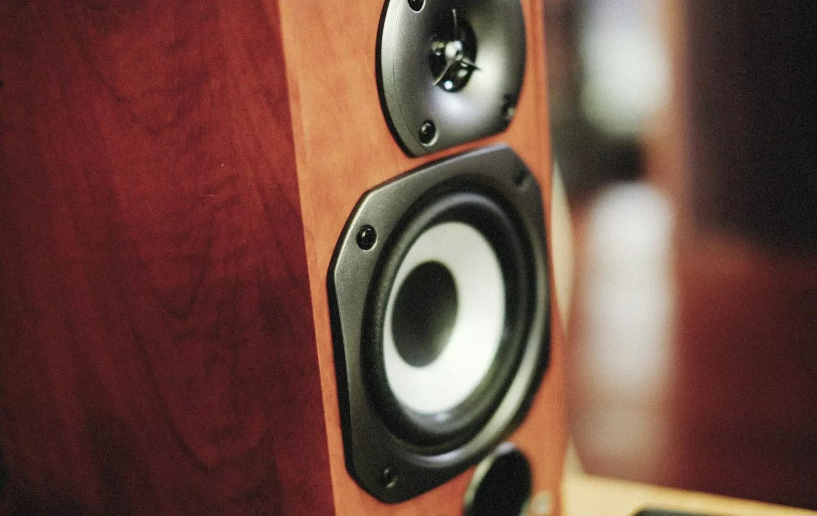 Can you stack bookshelf speakers?